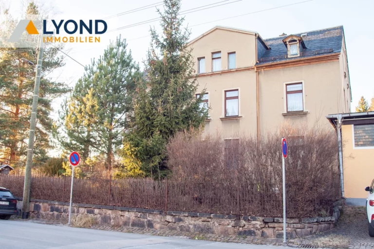 Großzügiges Mehrfamilienhaus mit Potenzial – Sanierungsobjekt auf weitläufigem Grundstück