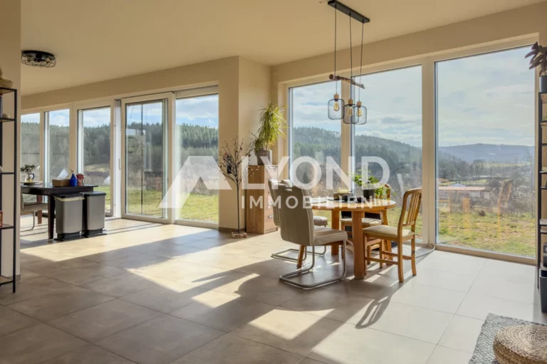 Panoramablick Bungalow mit eigener Einfahrt und großem Grundstück, wartet auf den neuen Eigentümer!