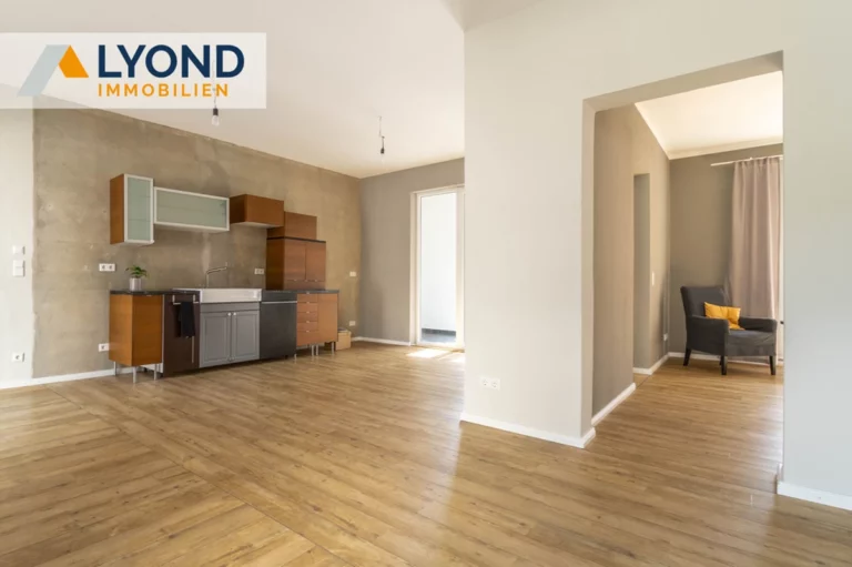 Exklusive 4-Zimmer-Wohnung am Markt in Gera – stilvoll modernisiert mit Loggia und Aufzug