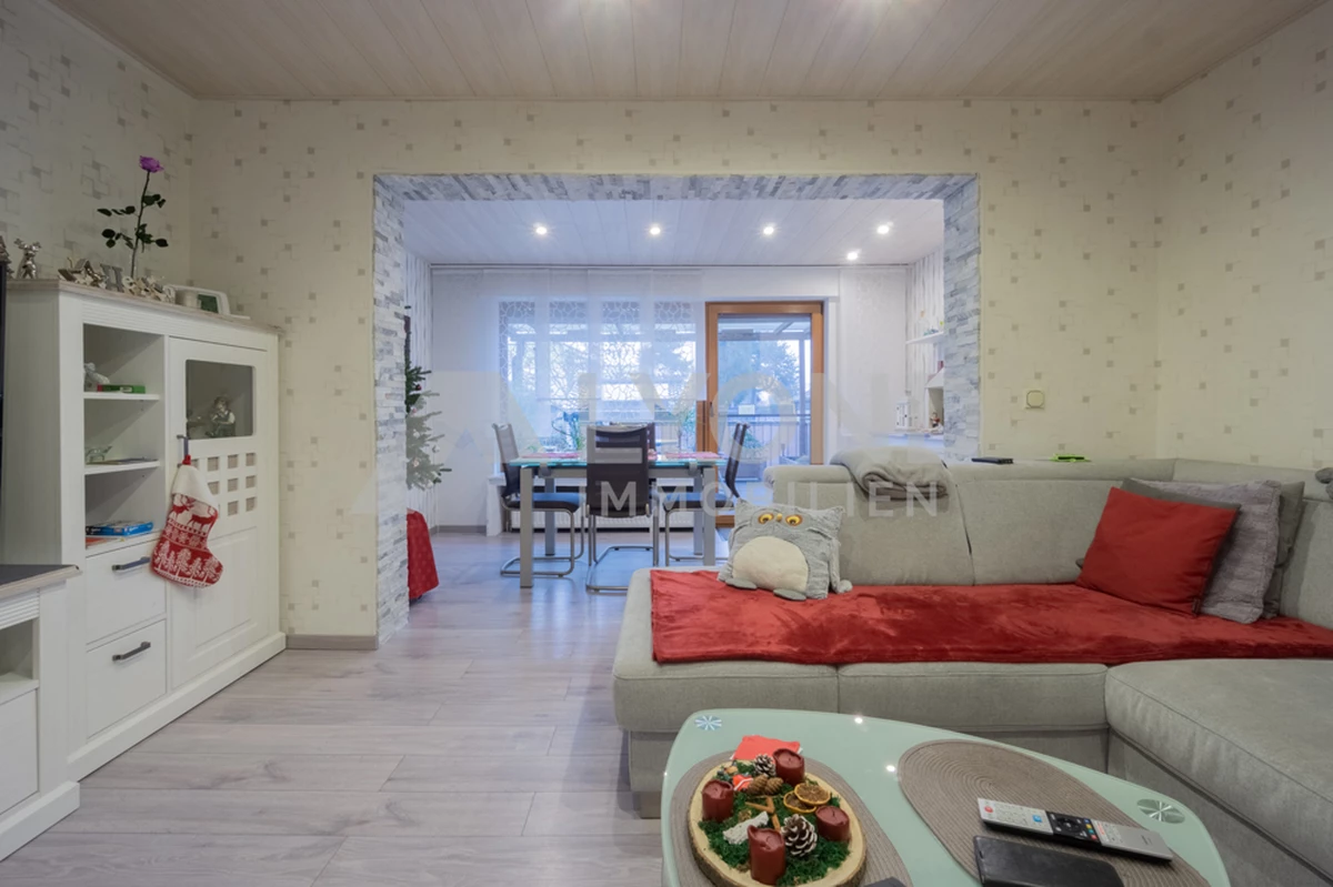 Lichtdurchfluteter Essbereich