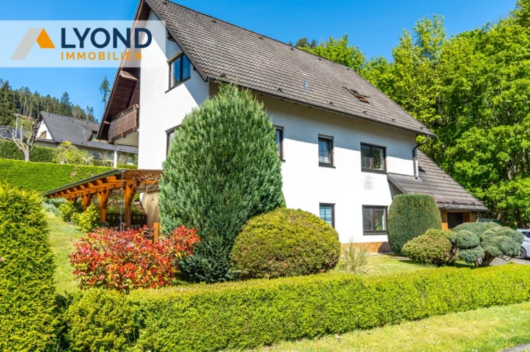 Großzügiges Einfamilienhaus mit Einliegerwohnung und gepflegtem Garten