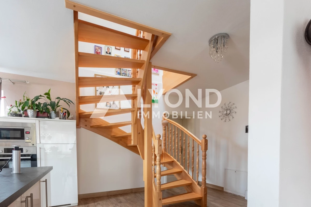 OG - Holztreppe ins Dachgeschoss