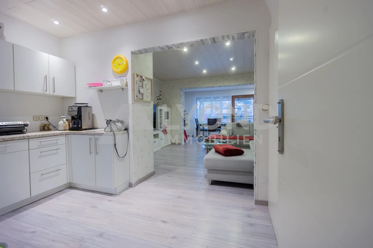 Offenes Wohn- und Esskonzept mit angrenzender Küche