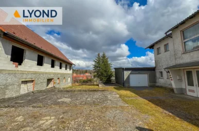 Innenhof mit Blick auf beide Häuser