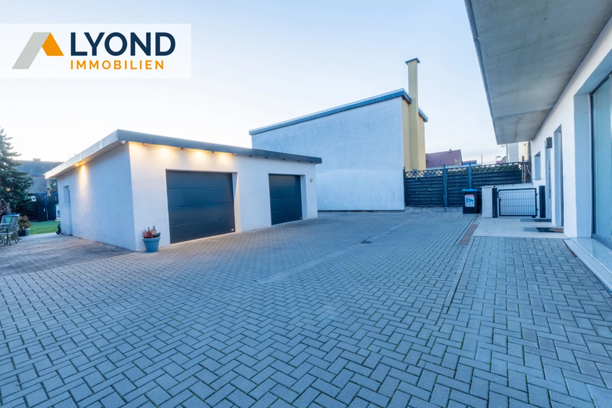 Doppelgarage + 2 Stellplätze