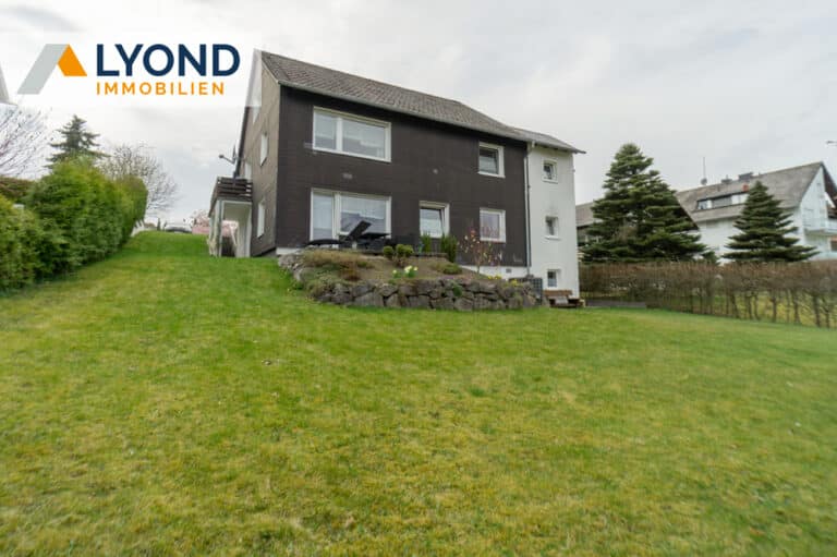 Solides Wohnensemble mit drei Einheiten, Garagen und liebevoll angelegtem Garten