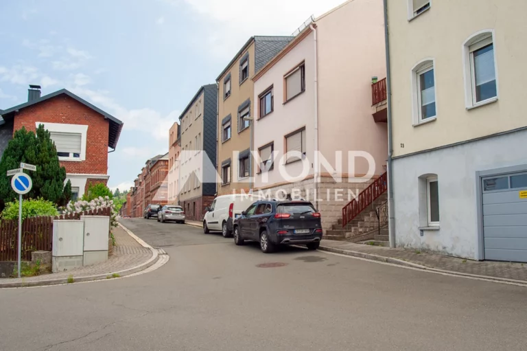 Großzügiges Einfamilien- oder Mehrgenerationenhaus mit gepflegtem Garten