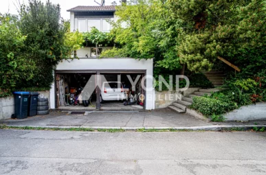 Garage und Hausansicht
