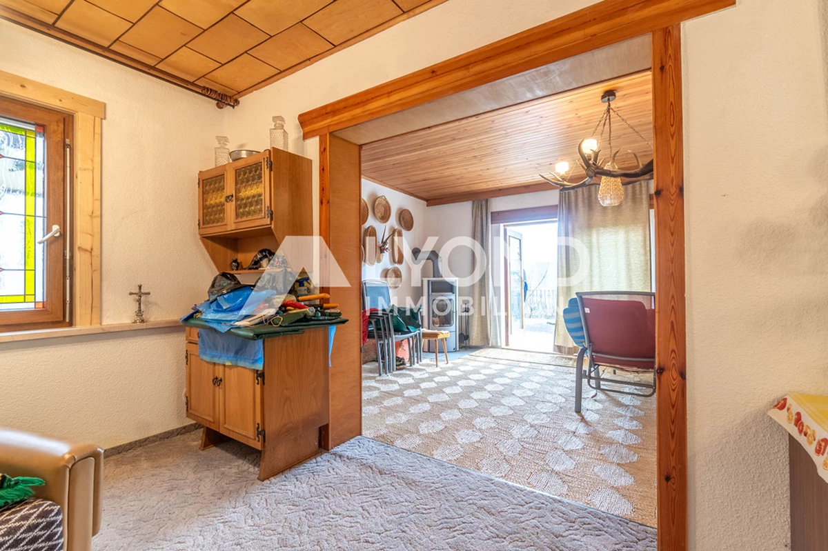 Blick vom Wohnzimmer in Eingangsbereich