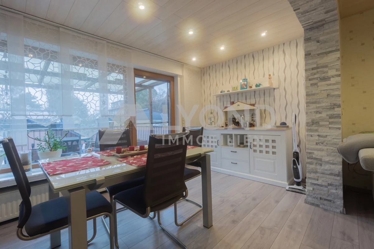 Lichtdurchfluteter Essbereich