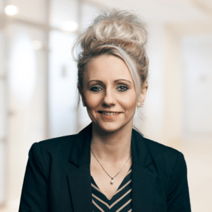 Office blur 1000x1000 - Anika Staat