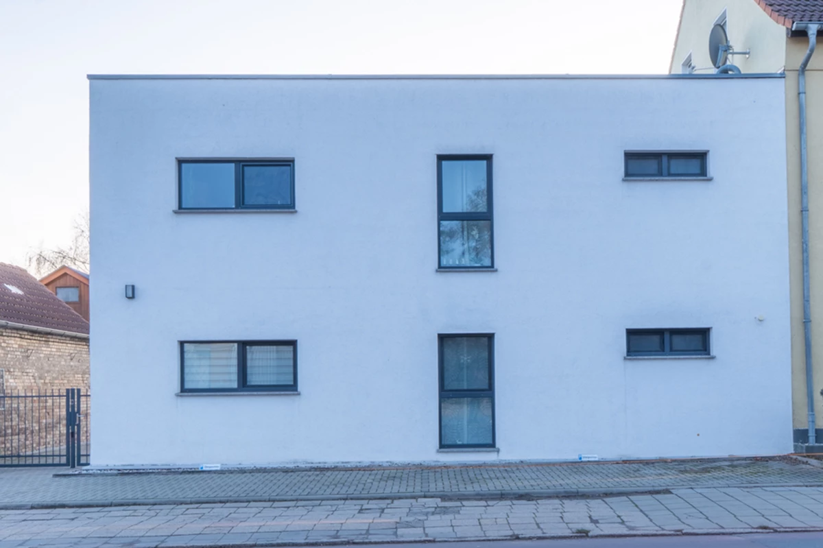 Haus vorn + 2 Stellplätze vorn