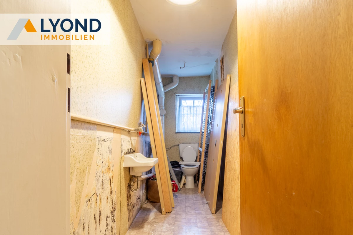 EG Toilette Renovierungsbedürftig