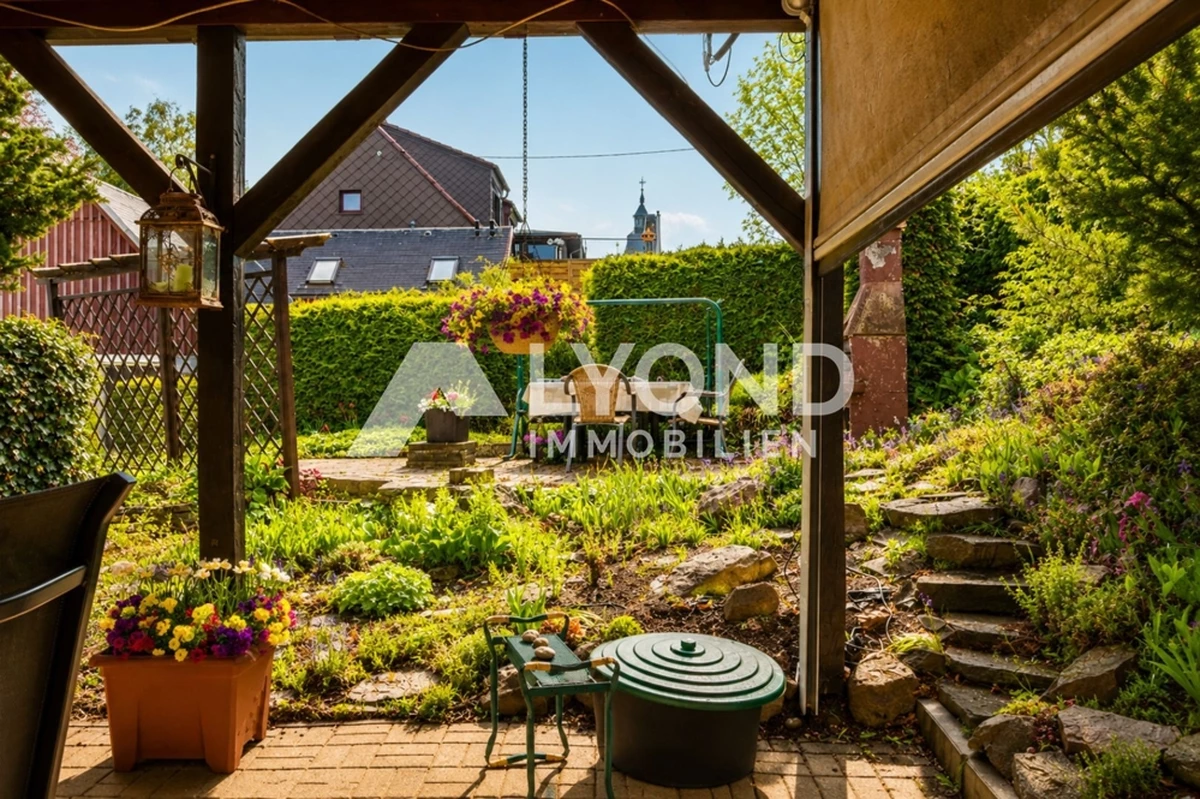 Blick von der Terrasse in den Garten