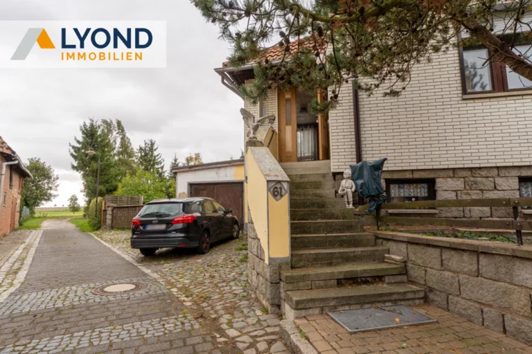 Dieses freistehende Einfamilienhaus mit einem großzügigen Grundstück sucht Sie als neuen Eigentümer!