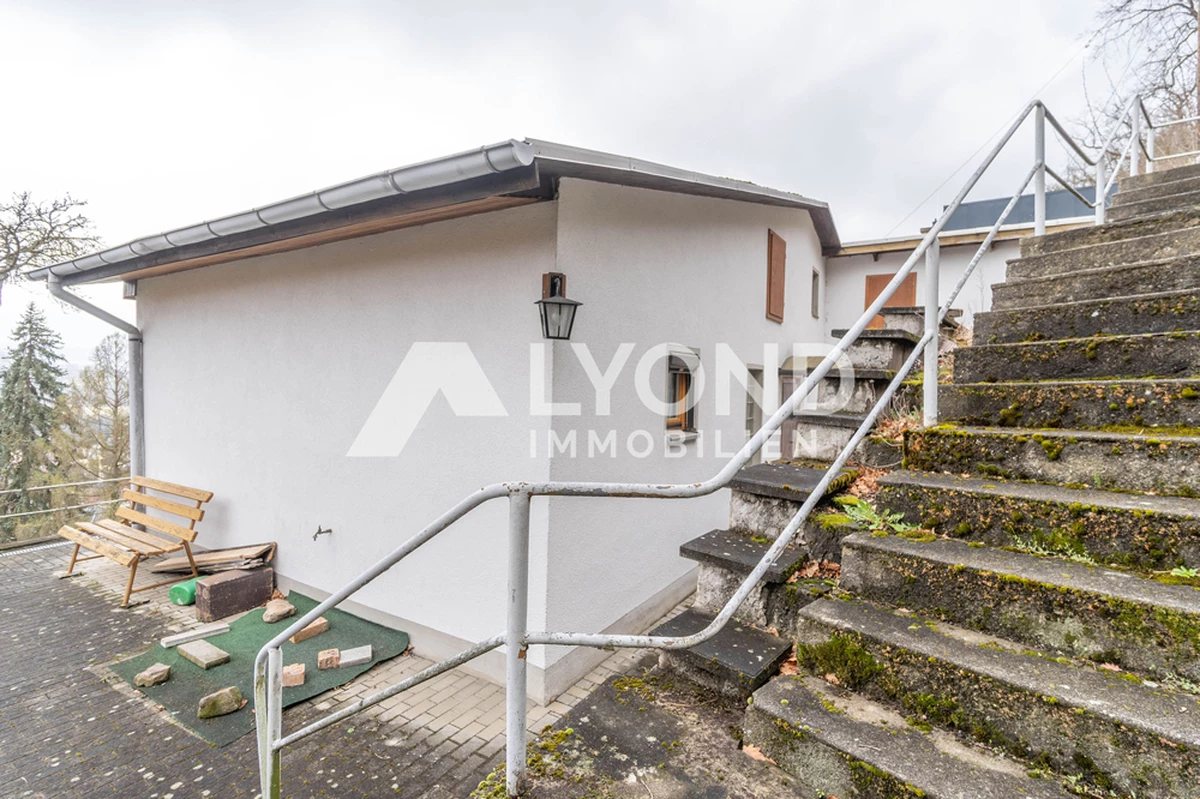 Treppe von der Straße zum Bungalow