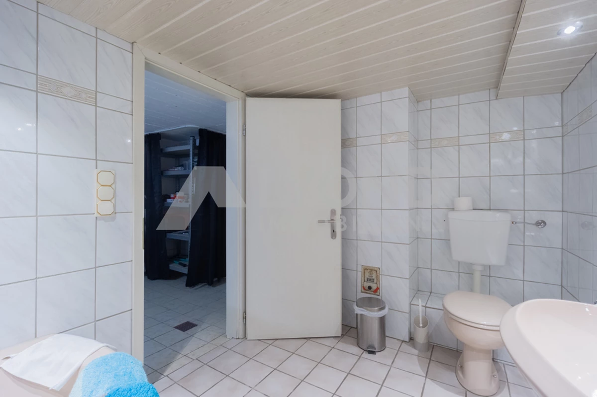 Badezimmer im Untergeschoss