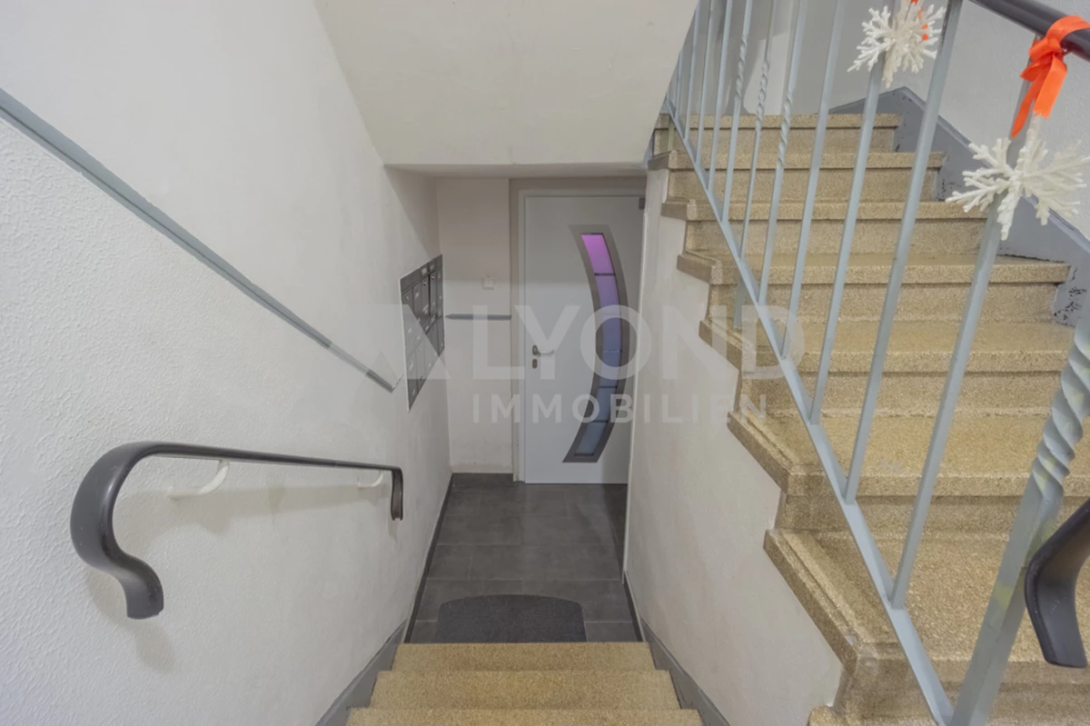 Hauseingang und Treppe