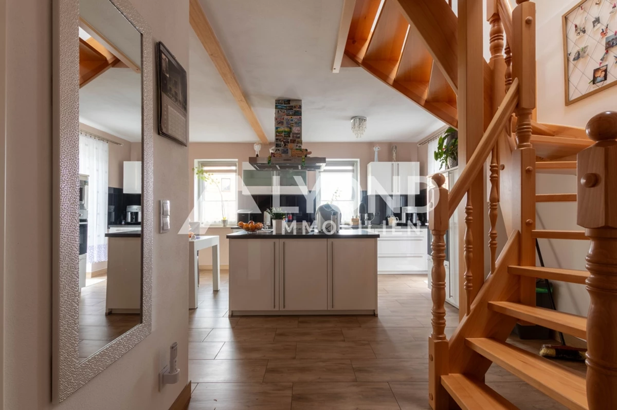 OG - Eingangsbereich mit Blick zur Küche und Holztreppe ins Dachgeschoss