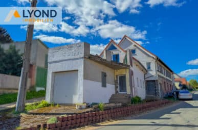 Linkes Haus mit Garage