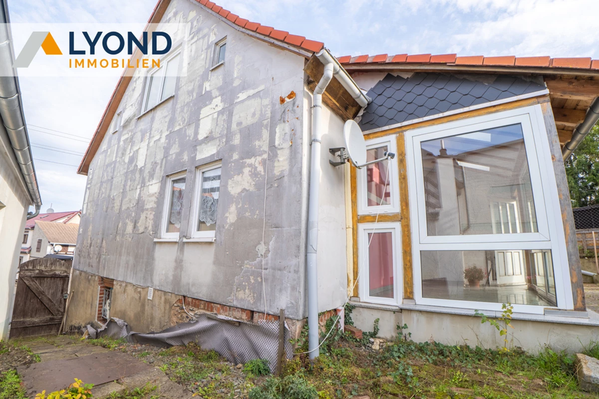 Hausansicht mit Seitenweg