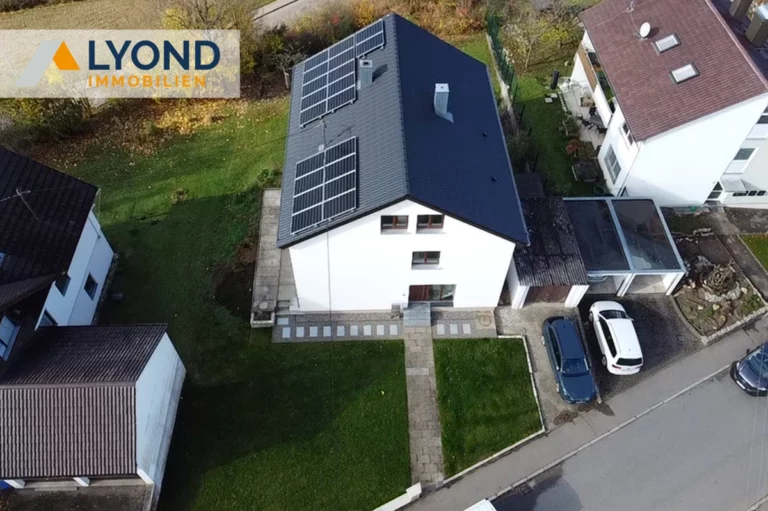 Dieses kernsaniertes Zweifamilienhaus sucht Sie als neuen Eigentümer!